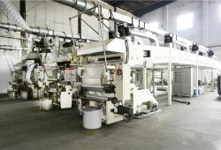 производить